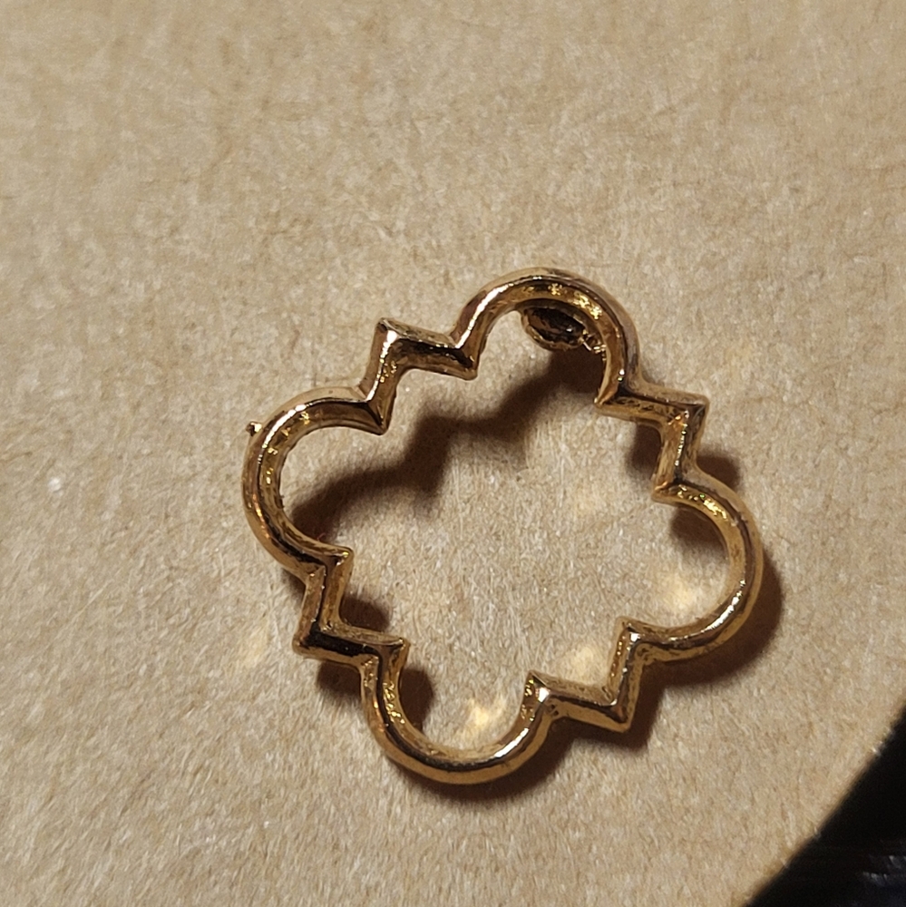 Women’s Twisted Bracelet Bangle Gold Tone Wavy‎ Bracelet & Earring Gift Set NWOT - Picture 6 of 9